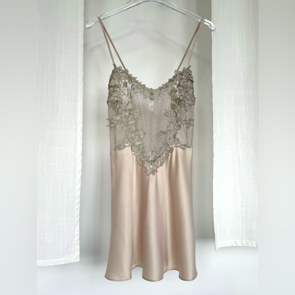 Flora Nikrooz ecru pearlescent lace slip. Size M